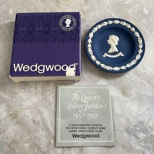 Wedgwood Jasperware Queen Elizabeth II Silver Jubilee Blue Round Sweet Dish 4.5"